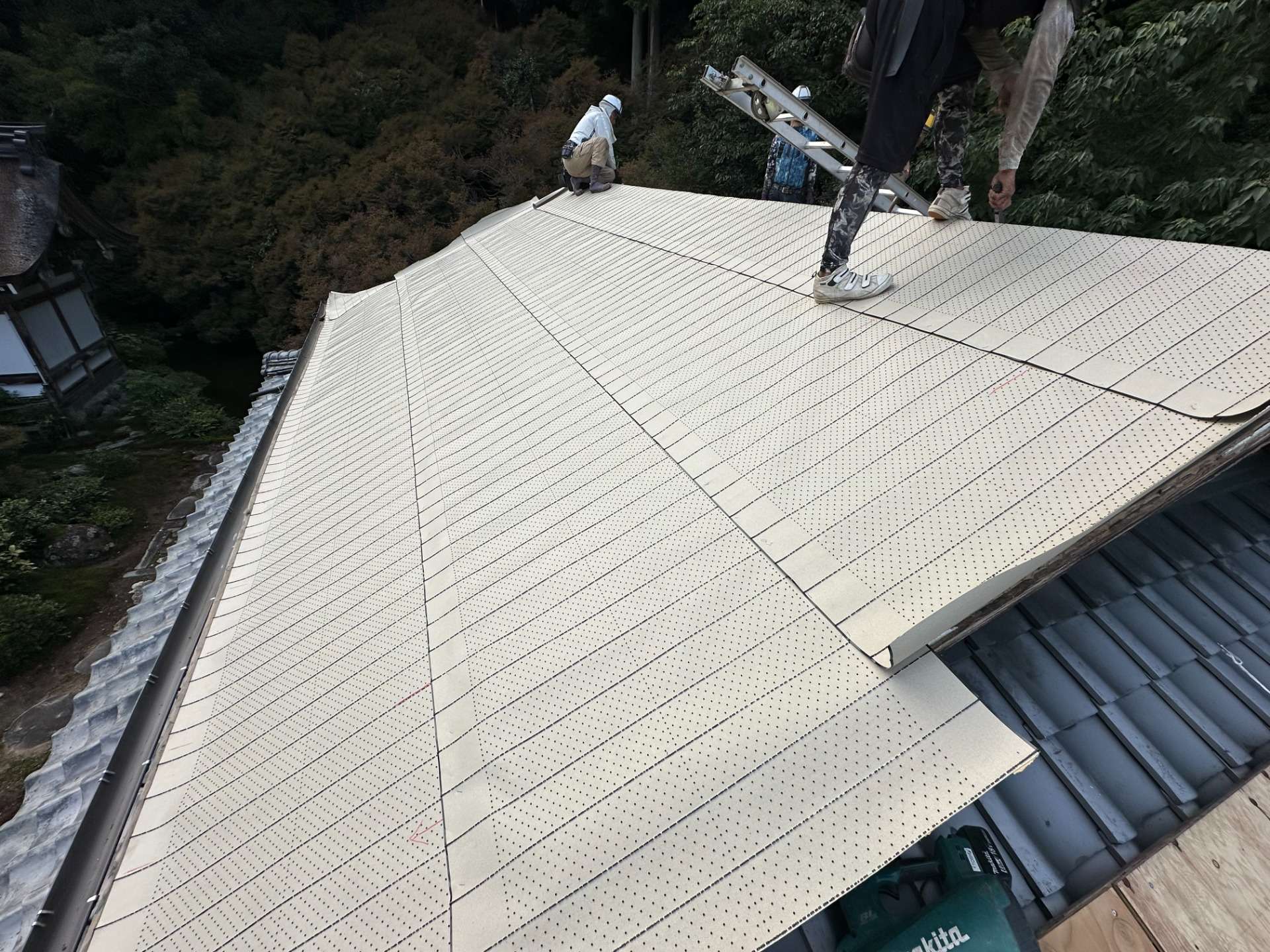 2025年11月施工　屋根の葺き替え　屋根の張り替え　山県市　T寺様