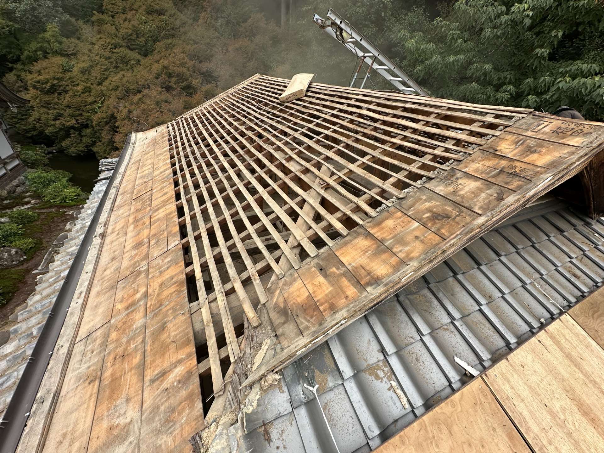 2025年11月施工　屋根の葺き替え　屋根の張り替え　山県市　T寺様