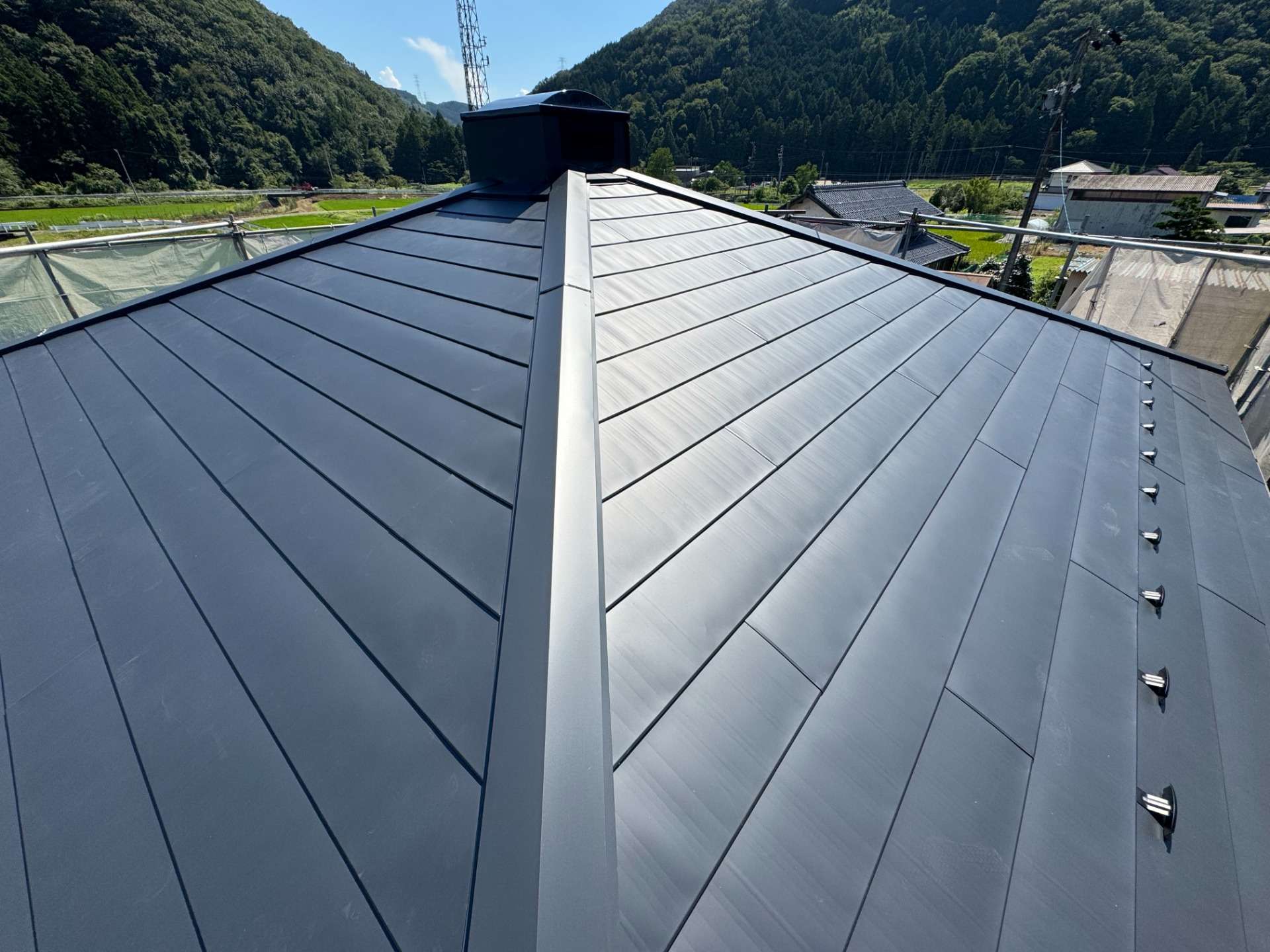 2026年8月施工　【岐阜県揖斐川町】築30年　屋根カバー工事　ベランダ貼り替え　軒天井張り替え