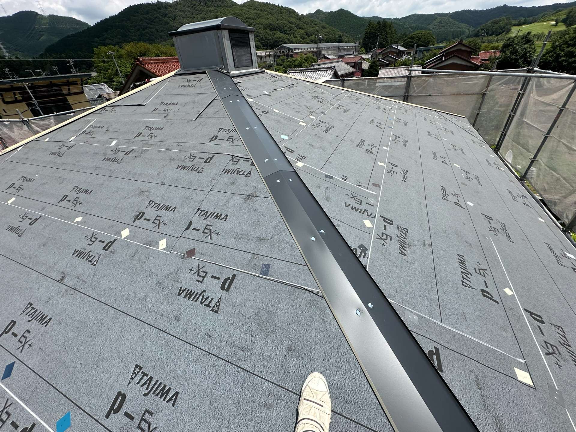 2026年8月施工　【岐阜県揖斐川町】築30年　屋根カバー工事　ベランダ貼り替え　軒天井張り替え