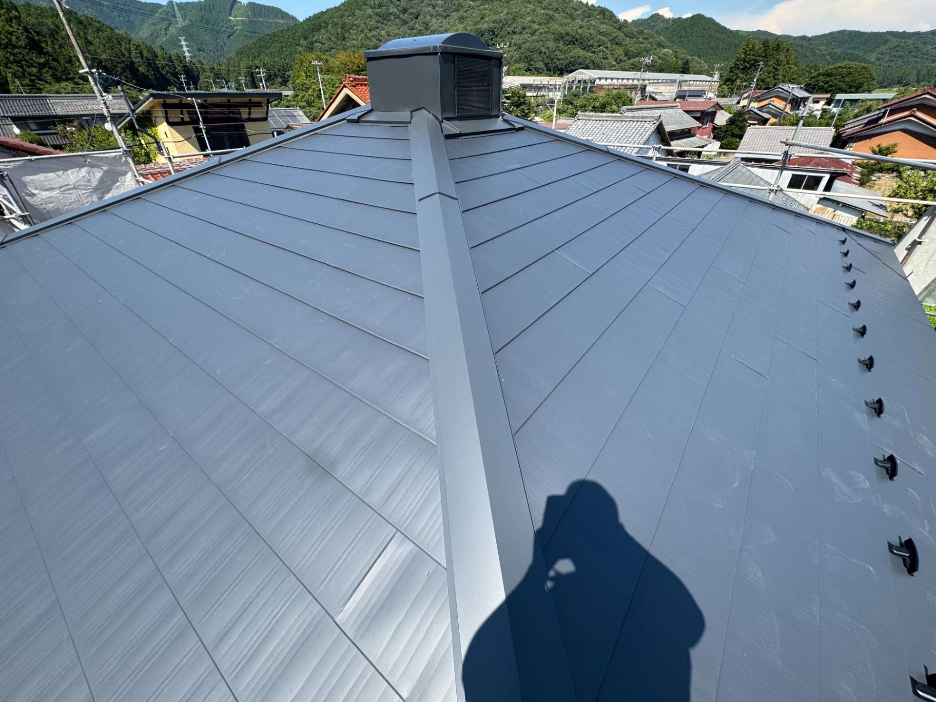 2026年8月施工　【岐阜県揖斐川町】築30年　屋根カバー工事　ベランダ貼り替え　軒天井張り替え