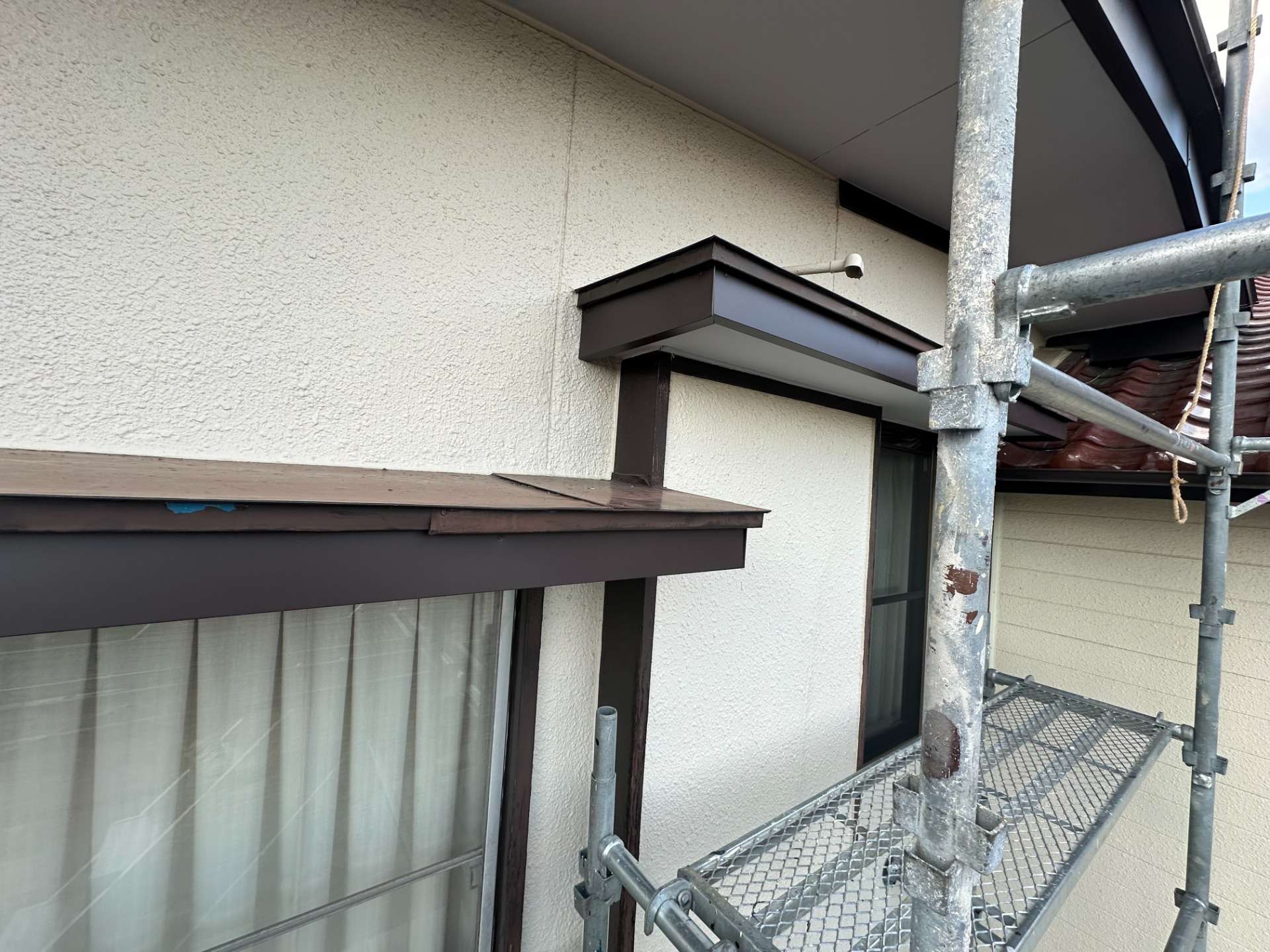 2026年8月施工　【岐阜市長森】築40年　屋根カバー工法　あまどい交換　破風板金巻き