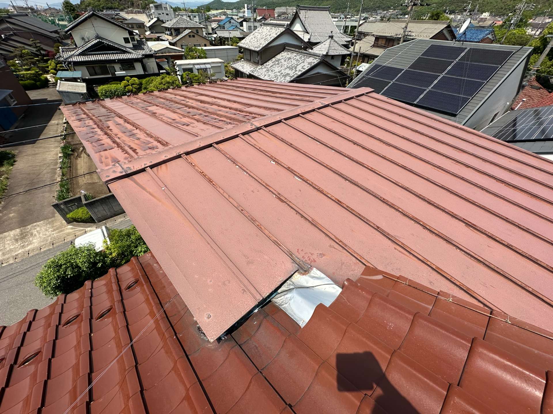 2026年8月施工　【岐阜市長森】築40年　屋根カバー工法　あまどい交換　破風板金巻き