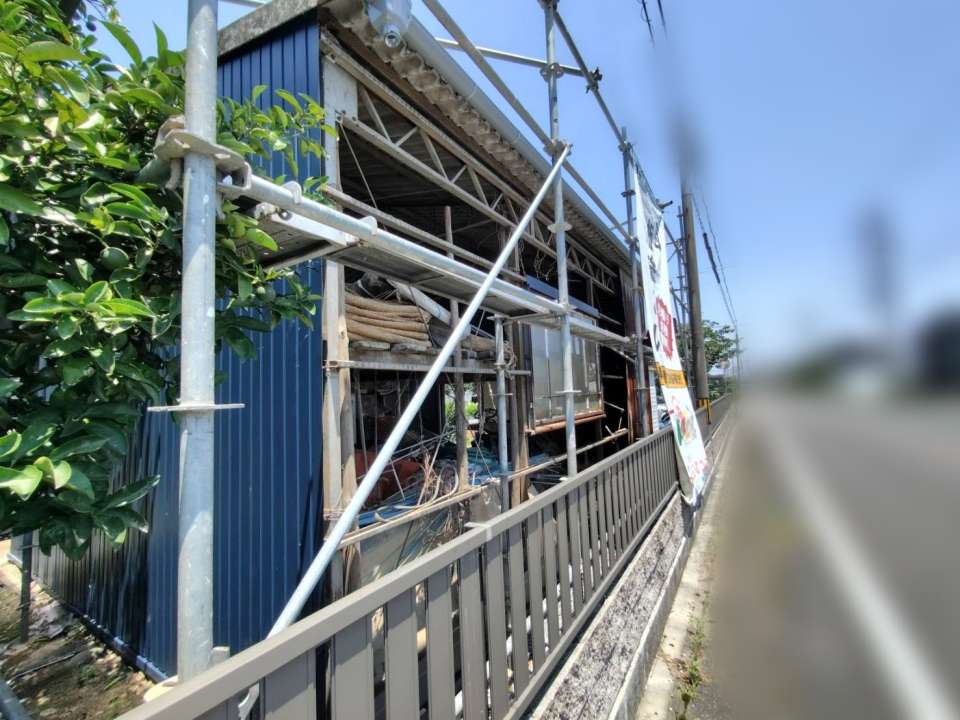 2026年9月施工　【羽島市正木町】築50年　倉庫　大波スレートカバー工法　波トタン貼り替え　雨樋(あまどい)工事