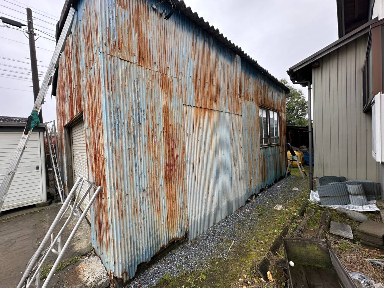 2026年9月施工　【羽島市正木町】築50年　倉庫　大波スレートカバー工法　波トタン貼り替え　雨樋(あまどい)工事